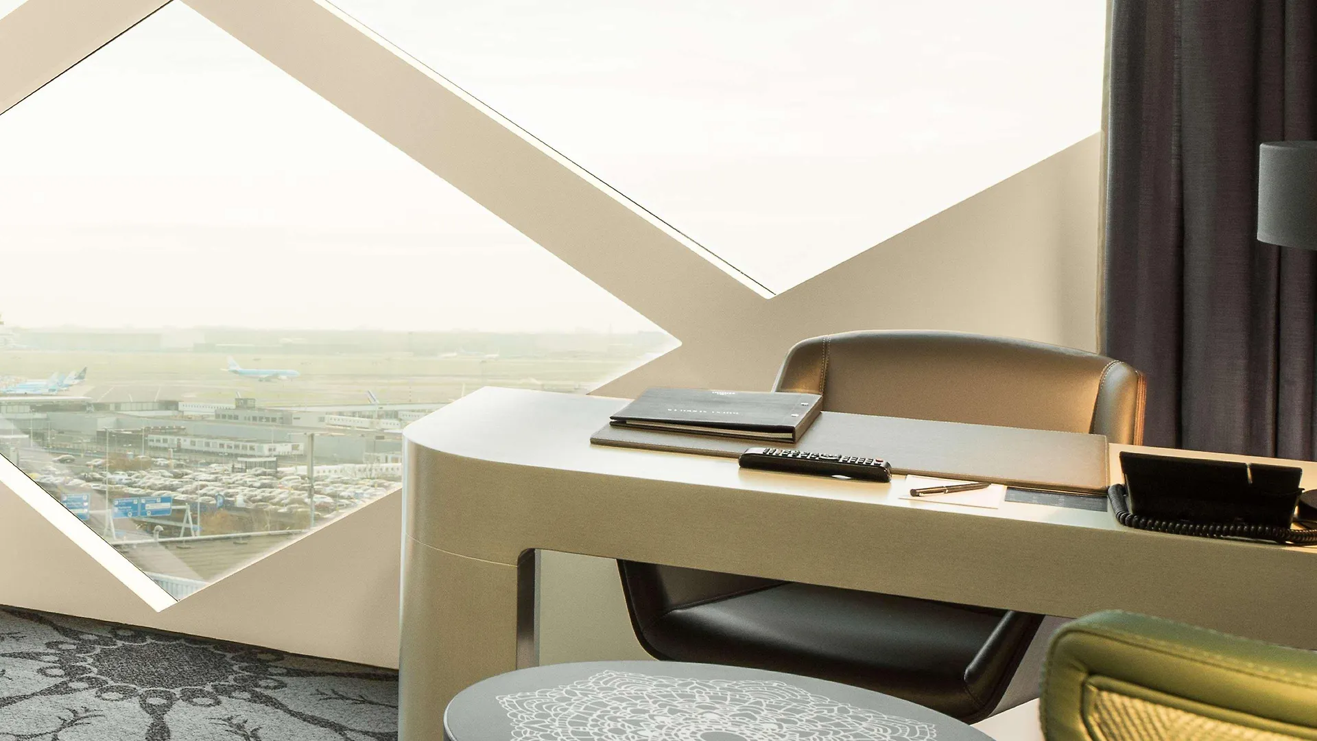 Hilton Amsterdam Airport Schiphol Hotell 4*,